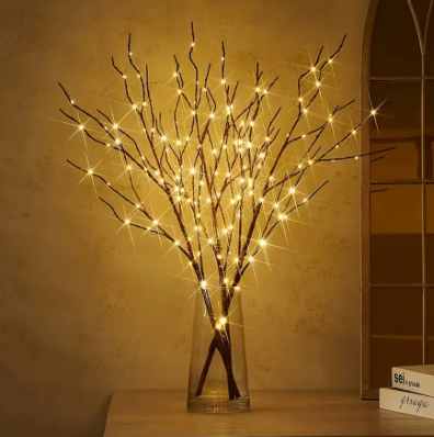 Luz decorativa en forma de rama encendida de noche